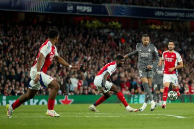 Real Madrid 'den Kylian Mbapp, UEFA Şampiyonlar Ligi çeyrek final maçında topu geçiyor. Arsenal, Real Madrid' e karşı Emirates Stadyumu, Londra, Birleşik Krallık, 8 Nisan 2025