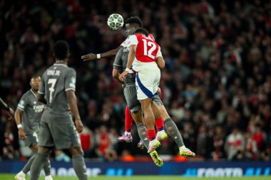 Arsenal 'den Bukayo Saka, UEFA Şampiyonlar Ligi çeyrek final maçında topu sürüyor. Arsenal, Real Madrid' e karşı, Emirates Stadyumu, Londra, Birleşik Krallık, 8 Nisan 2025