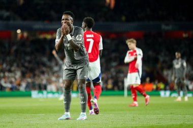 Real Madrid 'den Vincius Jnior, UEFA Şampiyonlar Ligi çeyrek final maçında kaçırdığı bir şans sonrasında, 8 Nisan 2025' te Emirates Stadyumu 'nda Arsenal' in Real Madrid 'e karşı oynadığı karşılaşmada tepki gösterdi.