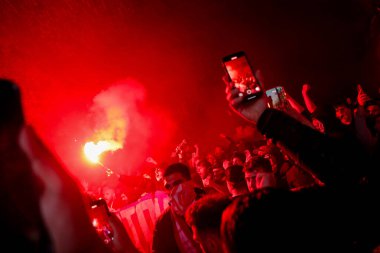 Arsenal taraftarları UEFA Şampiyonlar Ligi çeyrek final maçı öncesinde Emirates Stadyumu 'na yürüdüler. Arsenal, Real Madrid' e karşı Emirates Stadyumu 'nda, 8 Nisan 2025