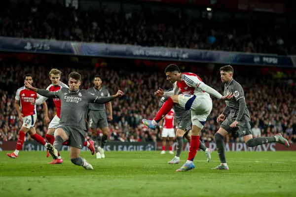 Arsenal 'den Gabriel Martinelli, UEFA Şampiyonlar Ligi çeyrek final maçında Arsenal' in Real Madrid 'e karşı Emirates Stadyumu' nda 8 Nisan 2025 'te çekimler yapıyor.