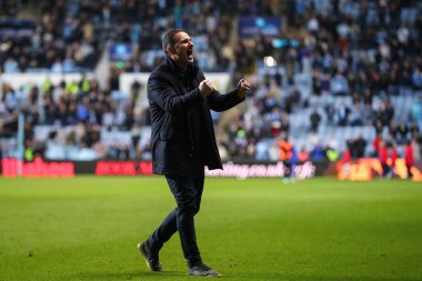 Coventry City 'nin Frank Lampard teknik direktörü takımının 9 Nisan 2025 tarihinde Coventry City' nin Coventry Building Society Arena 'da Portsmouth' a karşı oynadığı Sky Bet Şampiyonası maçında kazandığı galibiyeti kutluyor.