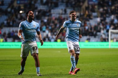 Coventry City 'den Milan van Ewijk ve Coventry City' den Jamie Paterson, 9 Nisan 2025 'te Coventry Building Society Arena' da Coventry City 'nin Portsmouth' a karşı oynadığı Sky Bet Şampiyonası maçında takımlarının kazanmasını kutluyorlar.