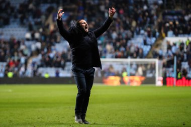 Coventry City 'nin Frank Lampard teknik direktörü takımının 9 Nisan 2025 tarihinde Coventry City' nin Coventry Building Society Arena 'da Portsmouth' a karşı oynadığı Sky Bet Şampiyonası maçında kazandığı galibiyeti kutluyor.