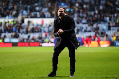 Coventry City 'nin Frank Lampard teknik direktörü takımının 9 Nisan 2025 tarihinde Coventry City' nin Coventry Building Society Arena 'da Portsmouth' a karşı oynadığı Sky Bet Şampiyonası maçında kazandığı galibiyeti kutluyor.