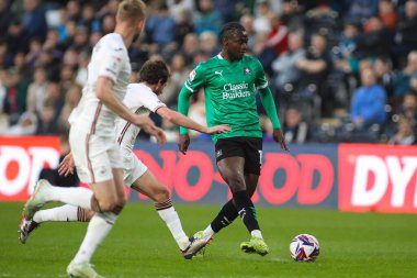 Plymouth Argyle takımından Mustafa Bundu, Swansea City ile Plymouth Argyle maçında Swansea.com Stadyumu, Swansea.com, İngiltere, 9 Nisan 2025