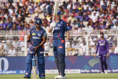 Lucknow Super Giants 'dan Mitchell Marsh, 8 Nisan 2025 Salı günü Kolkata, Batı Bengal' deki Eden Gardens 'ta Kolkata Knight Riders ve Lucknow Super Giants arasında oynanan 2025 Hindistan Premier Ligi kriket maçında 50 sayı attıktan sonra kutluyor.. 