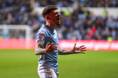 Coventry City 'den Jamie Paterson, 9 Nisan 2025' te Coventry Building Society Arena, Coventry, İngiltere 'de Coventry City ve Portsmouth arasındaki Sky Bet Şampiyonası maçında 1-0' lık galibiyetini kutluyor.