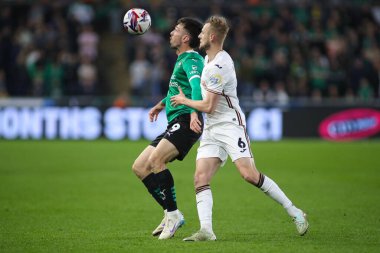 Plymouth Argyle 'dan Ryan Hardie ve Swansea City' den Harry Darling Swansea City-Plymouth Argyle maçında 9 Nisan 2025 'te Swansea.com Stadyumu' nda karşı karşıya geldiler.