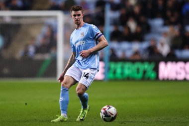Coventry City 'den Ben Sheaf, Coventry Building Society Arena' da Coventry City ile 9 Nisan 2025 'te oynanan Sky Bet Şampiyonası maçında pas veriyor.