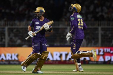 Kolkata Knight Riders 'dan Venkatesh Iyer ve kaptan Kolkata Knight Riders' ın kaptanı Ajinkya Rahane, Hindistan Premier Ligi (IPL) 2025 kriket maçında Kolkata Knight Riders ve Lucknow Super Giants arasındaki skoru eşitlemek için kalaların arasında sol koşu yaptılar.