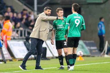 Plymouth Argyle teknik direktörü Miron Musliç, 9 Nisan 2025 'te Swansea.com Stadyumu, Swansea.com, İngiltere' de oynanan Sky Bet Şampiyonası karşılaşmasında Plymouth Argyle 'dan Ryan Hardie ve Adam Randell' e talimat verdi.