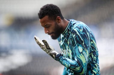 Swansea City kalecisi Lawrence Vigouroux, 9 Nisan 2025 'te Swansea.com Stadyumu' nda oynanan Sky Bet Şampiyonası maçında eldivenlerine tükürdü.