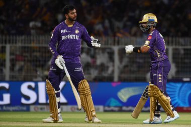 Kolkata Knight Riders 'ın kaptanı Ajinkya Rahane (R), Hint Premier Ligi (IPL) 2025 kriket karşılaşmasında Kolkata Knight Riders ve Lucknow Super Giants arasında yarım yüzyıl (50 koşu) süren takım arkadaşı Venkatesh Iyer ile kutluyor.