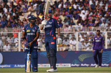 Lucknow Super Giants 'dan Mitchell Marsh, 8 Nisan 2025 Salı günü Kolkata, Batı Bengal' deki Eden Gardens 'ta Kolkata Knight Riders ve Lucknow Super Giants arasında oynanan 2025 Hindistan Premier Ligi kriket maçında 50 sayı attıktan sonra kutluyor..