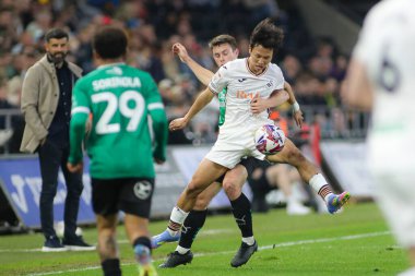 Swansea City 'den Eom Ji-Sung, 9 Nisan 2025' te Swansea.com Stadyumu 'nda Swansemouth City - Plymouth Argyle maçında Plymouth Argyle maçında Plymouth Argyle' dan Adam Randyle 'ın baskısı altında