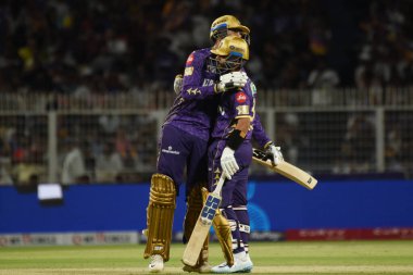 Kolkata Knight Riders 'ın kaptanı Ajinkya Rahane (R), Hint Premier Ligi (IPL) 2025 kriket karşılaşmasında Kolkata Knight Riders ve Lucknow Super Giants arasında yarım yüzyıl (50 koşu) süren takım arkadaşı Venkatesh Iyer ile kutluyor.