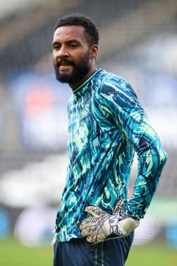 Swansea City kalecisi Lawrence Vigouroux, 9 Nisan 2025 'te Swansea.com Stadyumu' nda Swansea City-Plymouth Argyle karşılaşması öncesinde ısınıyor.