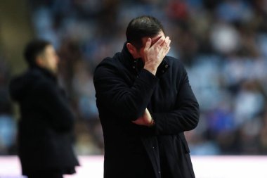 Coventry City teknik direktörü Coventry City, Coventry Building Society Arena 'da Coventry City' ye karşı 9 Nisan 2025 'te oynanan Sky Bet Şampiyonası maçında tepki gösterdi.