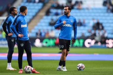 Marlon Pack of Portsmouth maç öncesi ısınma maçında Coventry City, Coventry Building Society Arena, Coventry, İngiltere 'de 9 Nisan 2025' te Portsmouth 'a karşı oynanacak.