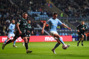 Coventry City 'den Bobby Thomas 9 Nisan 2025' te Coventry Building Society Arena 'da Coventry City ile Portsmouth arasındaki Sky Bet Şampiyonası maçında topu kontrol ediyor.