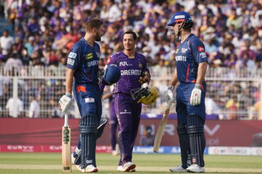 Kolkata Knight Riders 'ın kalecisi Quinton de Kock (C), Eden Gar' da Lucknow Super Giants 'tan Mitchell Marsh (R) ve Aiden Markram ile Hint Premier Ligi (IPL) 2025 kriket maçında konuştu.