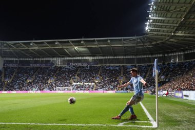 Coventry City 'den Jack Rudoni, Coventry Building Society Arena' da Coventry City 'nin 9 Nisan 2025' te oynadığı Sky Bet Şampiyonası maçında köşeyi dönüyor.
