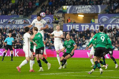 Swansea City 'den Ben Cabango, Swansea.com Stadyumu' nda oynanan Swansea City - Plymouth Argyle maçında topu sürüyor.
