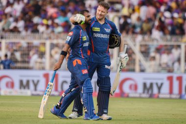 Lucknow Super Giants 'dan David Miller (R) ve Nicholas Pooran, Eden Gardens' taki Kolkata Knight Riders ve Lucknow Super Giants arasında oynanan 2025 Hindistan Premier Ligi (IPL) kriket maçının ilk devresinden sonra pavyona geri dönerken