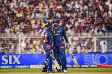 Lucknow Super Giants 'dan Nicholas Pooran, sol, Hindistan Premier Ligi (IPL) 2025 kriket maçında Kolkata Knight Riders ve Lucknow Super Giants arasında Eden Gardens, Batı Bengal' de oynadığı 50 koşu sonrasında kutluyor.