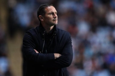Coventry City 'nin teknik direktörü, Coventry City, Coventry Building Society Arena' da Coventry City ve Portsmouth maçında 9 Nisan 2025 tarihinde karşı karşıya geldi.
