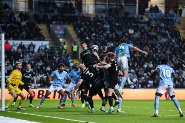 Coventry City 'den Bobby Thomas, 9 Nisan 2025' te Coventry Building Society Arena 'da Coventry City ile Portsmouth arasındaki Sky Bet Şampiyonası maçında gol atma şansına sahip.