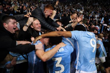 Coventry City 'den Jamie Paterson, 9 Nisan 2025' te Coventry Building Society Arena, Coventry, İngiltere 'de Coventry City ve Portsmouth arasındaki Sky Bet Şampiyonası maçında 1-0' lık galibiyetini kutluyor.