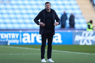 Portsmouth 'un John Mousinho teknik direktörü, 9 Nisan 2025 tarihinde Coventry City' nin Coventry Building Society Arena 'da Portsmouth' a karşı oynadığı Sky Bet Şampiyonası karşılaşması öncesinde geldi.