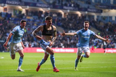 Coventry City 'den Jamie Paterson, 9 Nisan 2025' te Coventry Building Society Arena, Coventry, İngiltere 'de Coventry City ve Portsmouth arasındaki Sky Bet Şampiyonası maçında 1-0' lık galibiyetini kutluyor.