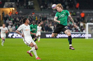 Plymouth Argyle takımından Tymoteusz Puchacz, 9 Nisan 2025 'te Swansea.com Stadyumu' nda oynanan Swansea City - Plymouth Argyle maçında topa liderlik ediyor.