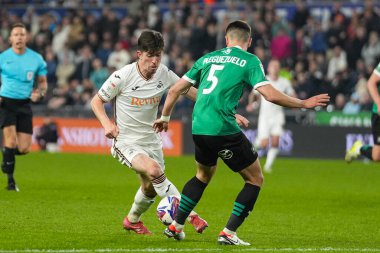 Swansea City 'den Josh Key, Plymouth Argyle takımından Julio Pleguezuelo' yu 9 Nisan 2025 'te Swansea.com Stadyumu' nda Swansea City - Plymouth Argyle maçında yendi.