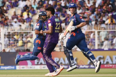 Lucknow Super Giants 'tan Nicholas Pooran, sol ve Mitchell Marsh, Hindistan Premier Ligi (IPL) 2025 kriket maçında Kolkata Knight Riders ve Lucknow Super Giants arasında, Eden Gardens, Batı Bengal' de koşuyor.