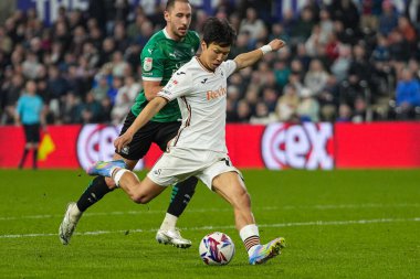 Swansea City 'den Eom Ji-Sung, 9 Nisan 2025' te İngiltere 'nin Swansea.com Stadyumu' nda Swansea City ve Plymouth Argyle arasındaki Sky Bet Şampiyonası maçında bir atış yapacak.