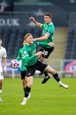 Plymouth Argyle takımından Adam Randell ve Kornl Szcs, Swansea.com Stadyumu, Swansea.com Stadyumu 'nda Swansea City - Plymouth Argyle maçında, 9 Nisan 2025