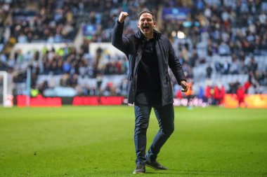 Coventry City 'nin Frank Lampard teknik direktörü takımının 9 Nisan 2025 tarihinde Coventry City' nin Coventry Building Society Arena 'da Portsmouth' a karşı oynadığı Sky Bet Şampiyonası maçında kazandığı galibiyeti kutluyor.