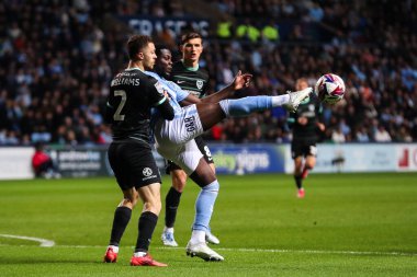 Coventry City 'den Ephron Mason-Clark, Coventry Building Society Arena, Coventry, İngiltere, 9 Nisan 2025' te oynanan Sky Bet Şampiyonası maçında pas veriyor.