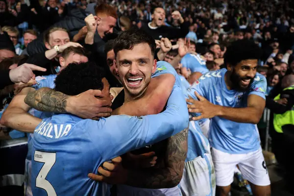 Coventry City 'den Jamie Paterson, 9 Nisan 2025' te Coventry Building Society Arena, Coventry, İngiltere 'de Coventry City ve Portsmouth arasındaki Sky Bet Şampiyonası maçında 1-0' lık galibiyetini kutluyor.