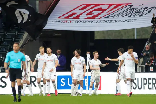 Swansea City 'den Lewis O' Brien, 9 Nisan 2025 'te İngiltere' nin Swansea.com Stadyumu 'nda oynanan Swansea City - Plymouth Argyle maçında takımının ilk golünü atmasını kutluyor.