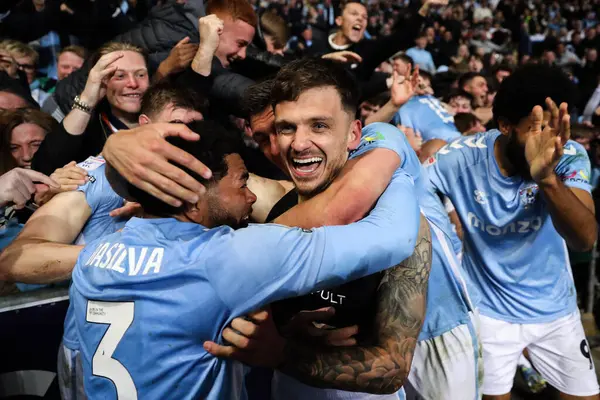 Coventry City 'den Jamie Paterson, 9 Nisan 2025' te Coventry Building Society Arena, Coventry, İngiltere 'de Coventry City ve Portsmouth arasındaki Sky Bet Şampiyonası maçında 1-0' lık galibiyetini kutluyor.