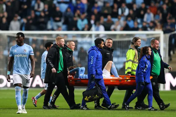 Coventry City 'den Victor Torp, Coventry Building Society Arena, Coventry, İngiltere, 9 Nisan 2025' te Coventry City 'nin Portsmouth' a karşı oynadığı Gökyüzü İddia Şampiyonası maçında sedyeyle çıkarıldı.