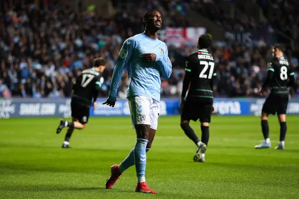 Coventry City 'den Hacı Wright, 9 Nisan 2025' te Coventry Building Society Arena 'da Coventry City ile Portsmouth arasındaki Sky Bet Şampiyonası karşılaşmasında kaçırılan bir şansa tepki gösterdi.