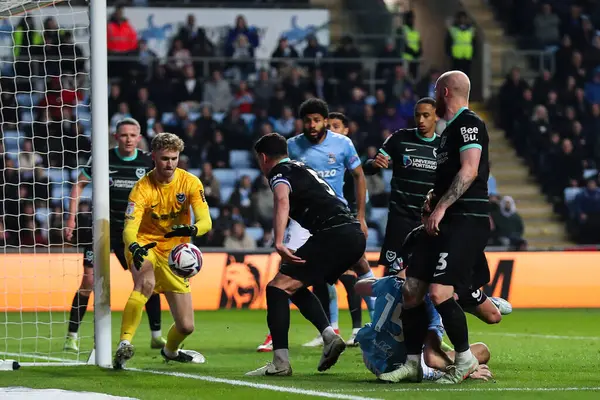 Portsmouth 'dan Nicolas Schmid, topu 9 Nisan 2025' te Coventry City 'nin Coventry Building Society Arena' da Portsmouth 'a karşı oynadığı Sky Bet Şampiyonası maçında topluyor.