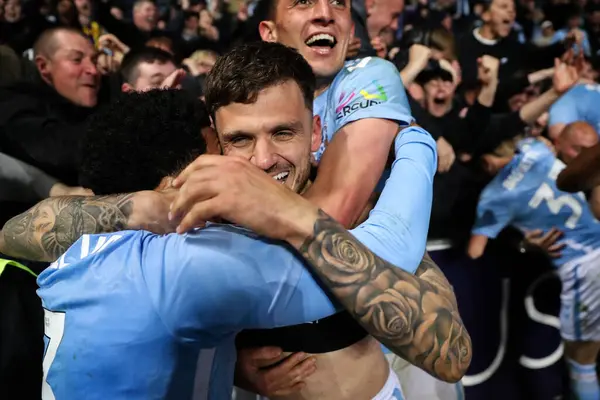 Coventry City 'den Jamie Paterson, 9 Nisan 2025' te Coventry Building Society Arena, Coventry, İngiltere 'de Coventry City ve Portsmouth arasındaki Sky Bet Şampiyonası maçında 1-0' lık galibiyetini kutluyor.