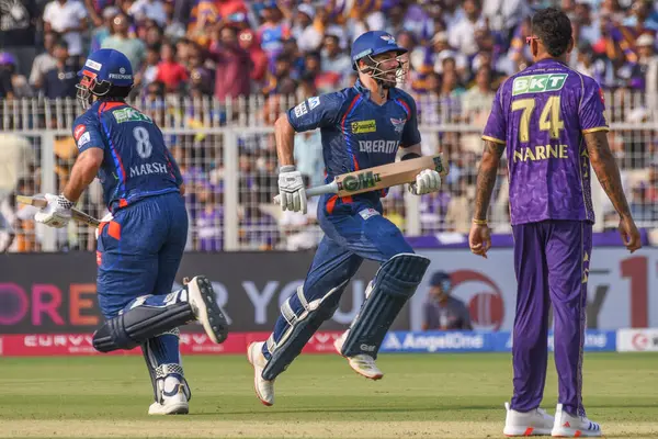 Lucknow Super Giants 'dan Aiden Markram, ortada ve Mitchell Marsh Hindistan Premier Ligi (IPL) 2025 kriket maçında Kolkata Knight Riders ve Lucknow Super Giants arasında Eden Gardens, Kolkata, Batı Bengal' de koşuyor.